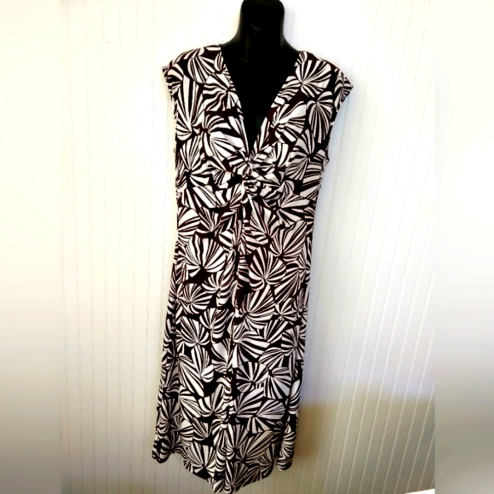 London Style Brown/White Vneck Dress. Size 16. EUC